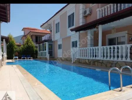 Doppel-Triplex-Villa Mit Pool Im Stadtteil Dalaman Karacali